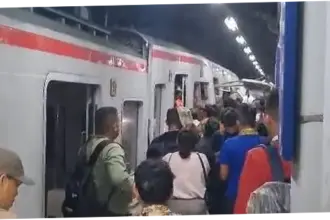 Kecelakaan KRL di Stasiun Bekasi Timur: Kronologi dan Dampak